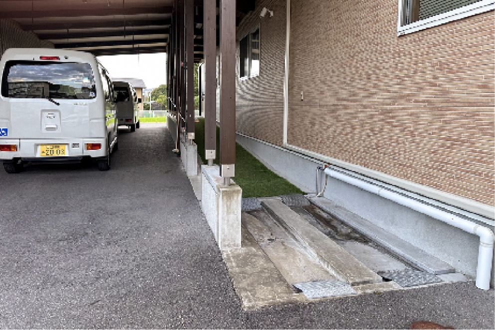 車椅子のタイヤを洗う装置が備え付けられた入口